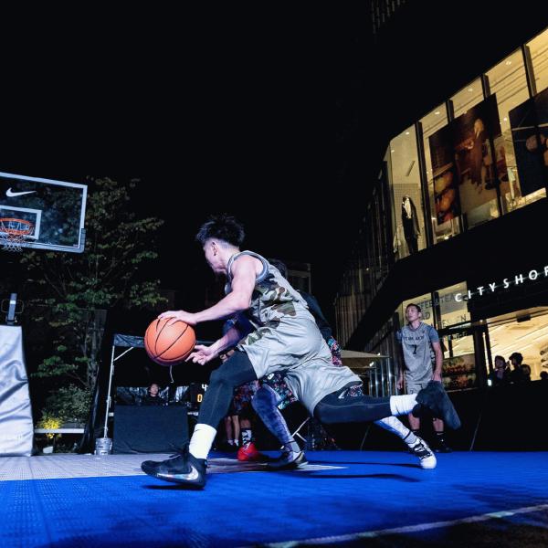 WHITE NIGHT PLAYGROUND